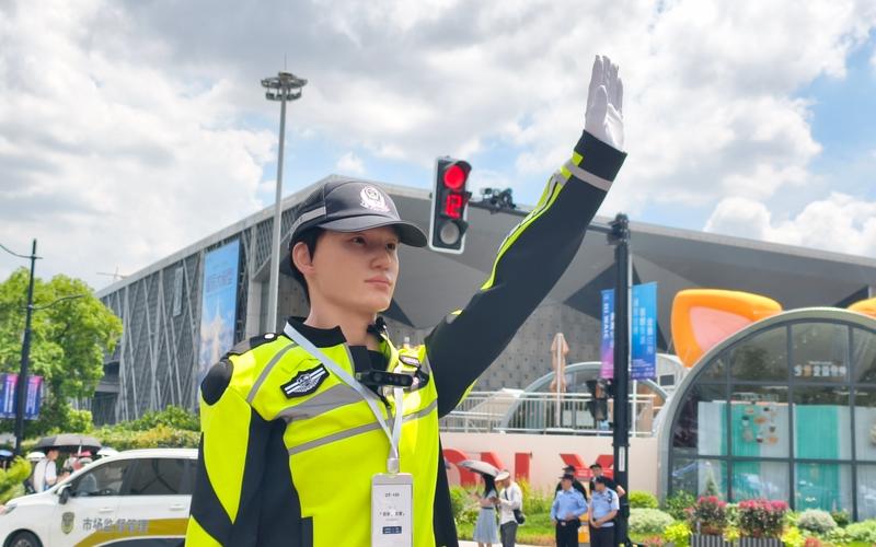 2026世界人工智能大会场馆外，人形交管机器人正在指挥交通。新京报贝壳财经记者俞金旻摄