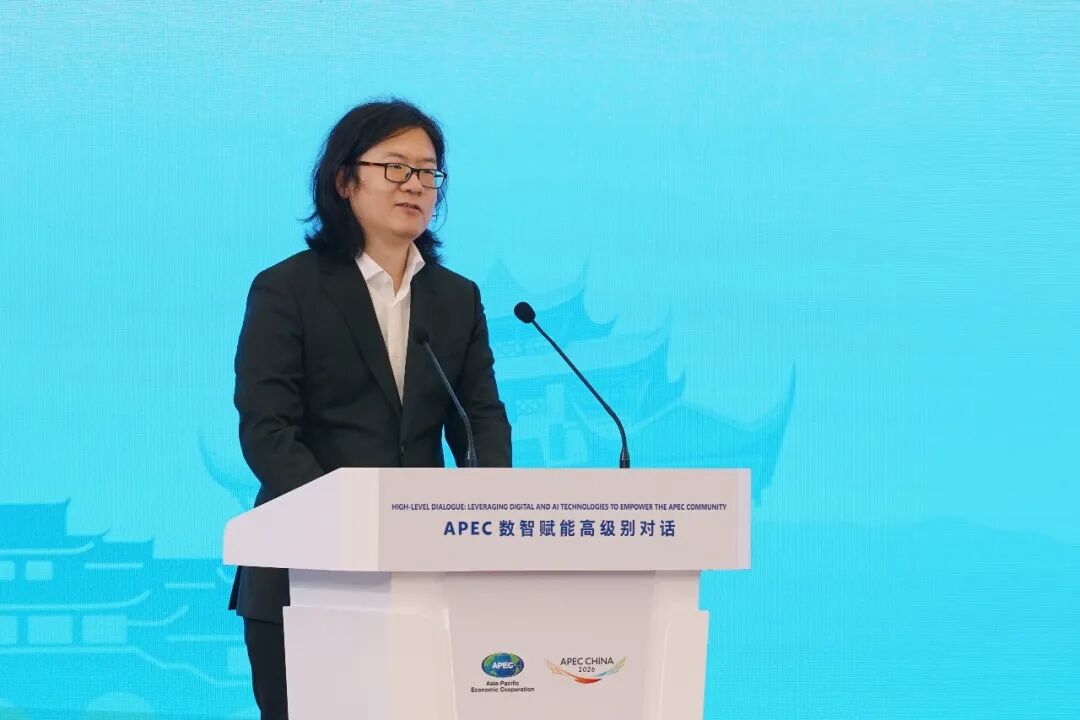 自变量科技创始人王潜代表具身智能行业提出倡议。