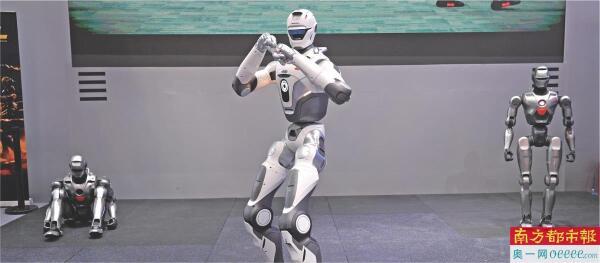 　　2026年5月14日，2026全球人工智能终端展上展示的众擎T800全尺寸高动态通用机器人。 IC供图