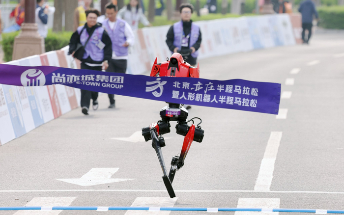 从表演到打工：人形机器人落地进入场景攻坚期