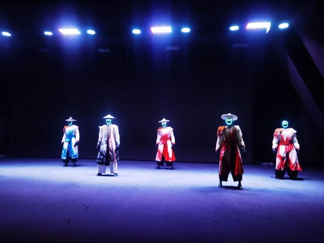 赛博机器人表演 财联社记者/摄