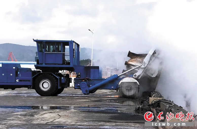 9秒快速卸罐！希迪智驾联合凯瑞重工发布新一代冶炼抱罐机器人