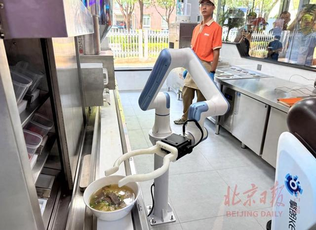 机器人化身煮面师傅！街头机器人让我们“遇见未来”