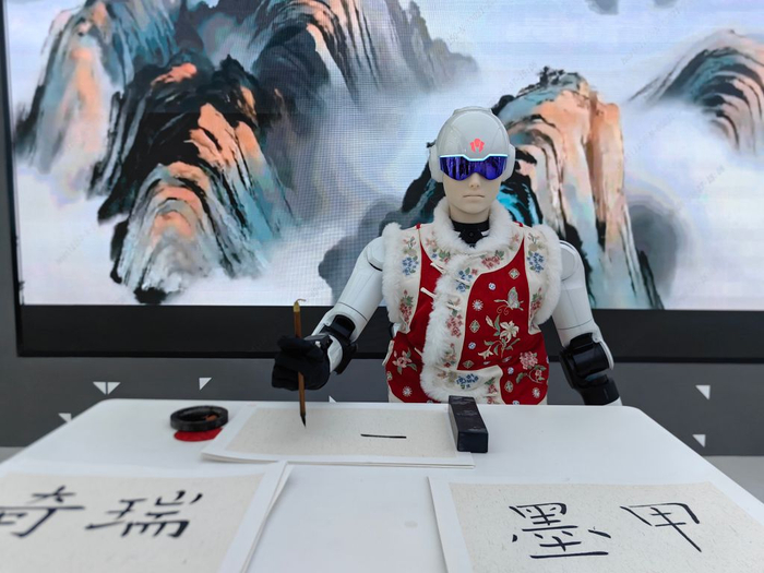 8月7日，安徽墨甲智创机器人科技有限公司的展厅内，机器人在书写毛笔字。新华社记者张紫赟 摄