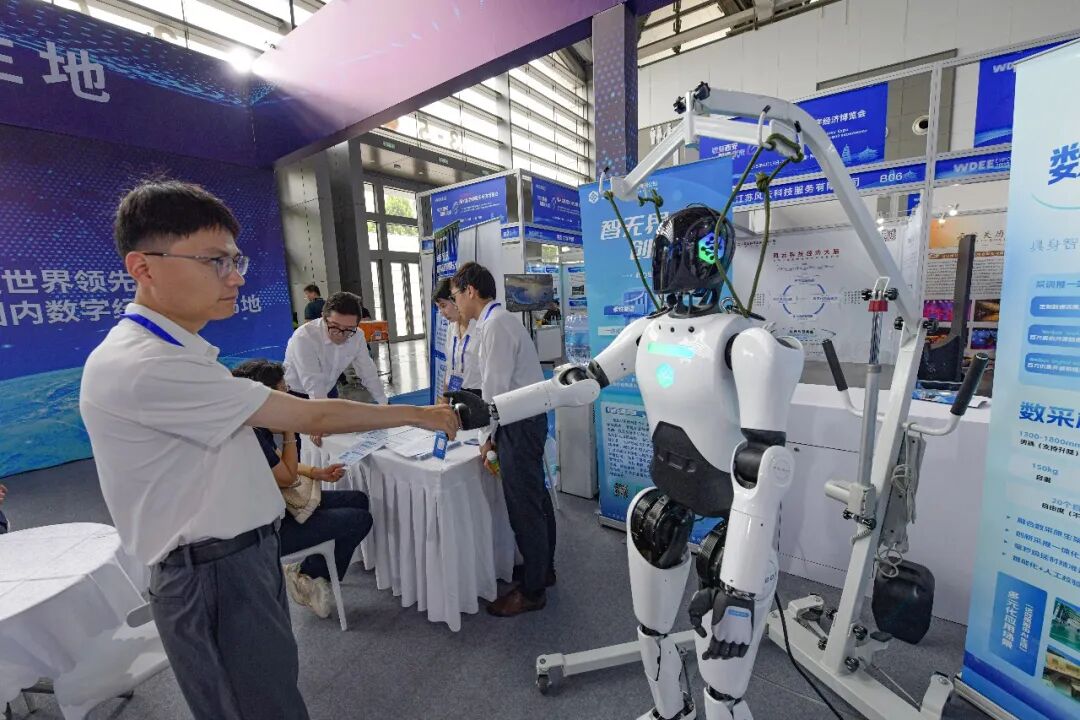 工作人员正在操作智莱特具身智能机器人做指令动作（资料照片）。