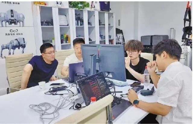 西安工业大学学生在陕西天捷创科智能科技有限公司开展科研项目实践（资料照片）。
